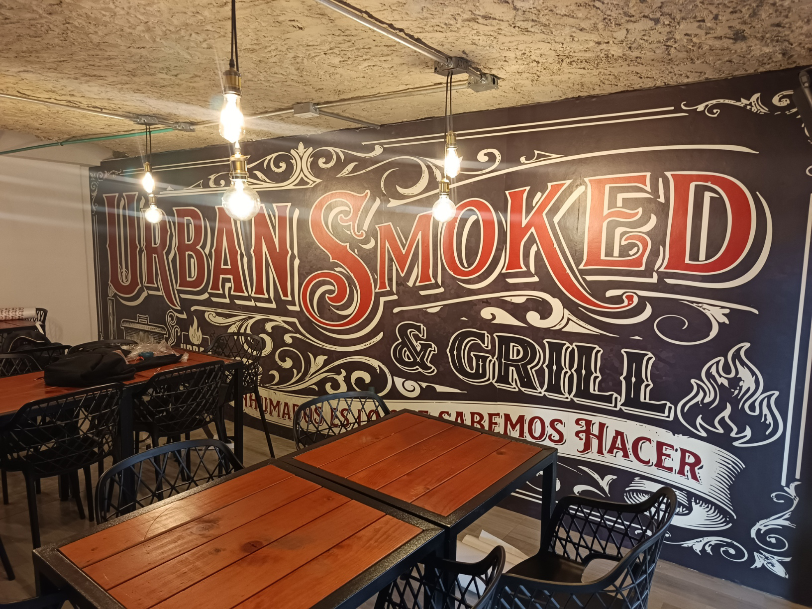 Mural Corporativo Urban Smoked & Grill fabricado por Smart Point